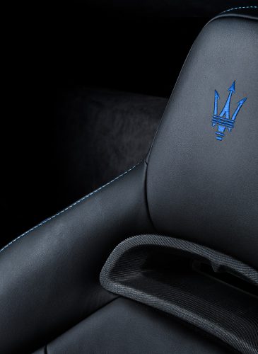 16819-MaseratiMC20-interior